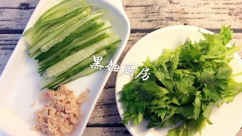 蔬菜摊饼,黄瓜片 虾米 香芹叶（11月份的香芹叶煮汤不仅不苦而且可以提味让汤喝起来更加清爽有味道，黄瓜我采用的是小时候吃的那种叫<a style='color:red;display:inline-block;' href='/shicai/ 90690'>土黄瓜</a>😄）这是做黄瓜虾米香芹叶汤：冷水将虾米下过煮一分钟后加入盐<a style='color:red;display:inline-block;' href='/shicai/ 12043'>花椒粉</a>少许 盐少许鸡粉少许，倒入切好的黄瓜片和香芹叶。锅里再次煮开就关火，加入几滴香油和葱花即可😁