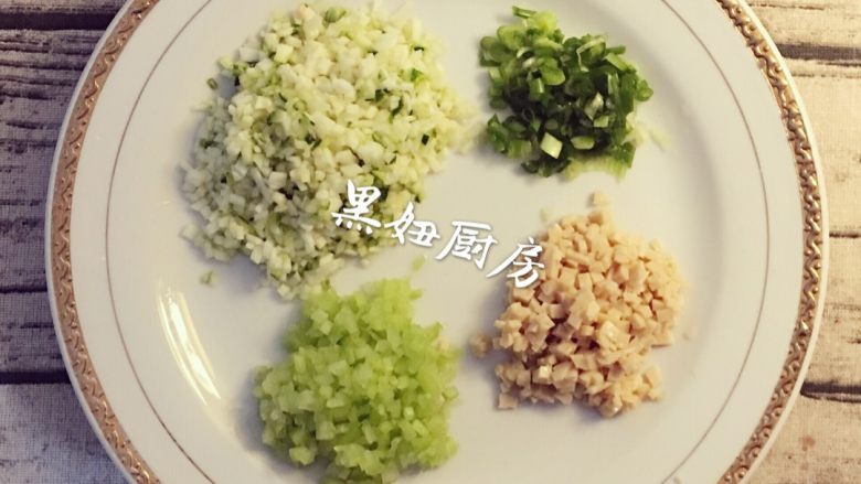 蔬菜摊饼,把香芹小南瓜鸡肉火腿葱切小粒煎出来的饼非常清爽口感更佳！（其实我是手残党刀工不好😫，怕切丝切的不好，😝大家喜欢切丝和粒都可以，两种我都试过个人觉得颗粒的吃起来满口留香一些）