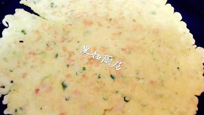 蔬菜摊饼,把切好的香芹粒,鸡肉火腿粒南瓜粒倒入300g的低筋粉中加上2个鸡蛋再加入脱脂牛奶调成糊状。将平底锅烧热放入适量的油,开大火把面糊倒入后转中火让饼成型后转小火并且不停的转动平底锅。然后再将小火转中小火慢慢煎成两面金黄。