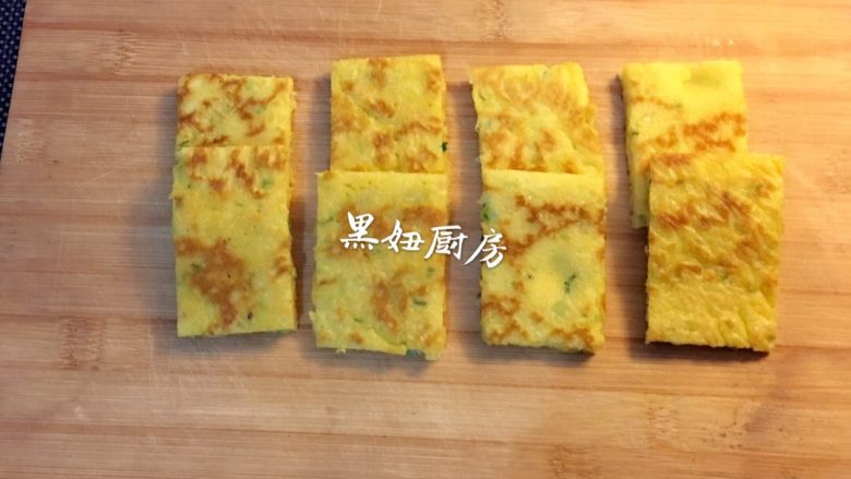 蔬菜摊饼,饼出锅等待⌛️稍微有点凉以后切块(原谅我是手残党,刀工差😣)
