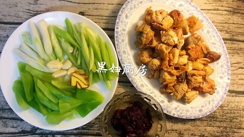 莴笋烧鸡肉,准备豆瓣酱3小勺,<a style='color:red;display:inline-block;' href='/shicai/ 124'>莴笋</a>切块,<a style='color:red;display:inline-block;' href='/shicai/ 138'>大葱</a>切成段,<a style='color:red;display:inline-block;' href='/shicai/ 37'>姜</a>切片,蒜瓣用刀背拍松备用(我的刀工差😣勿喷……蒜瓣拍松葱切斜刀口为了更好的炒出香味)锅烧温热倒入<a style='color:red;display:inline-block;' href='/shicai/ 107'>鸡</a>肉,用中小火炒干水分<a style='color:red;display:inline-block;' href='/shicai/ 107'>鸡</a>肉稍微有点儿金黄色你会闻到<a style='color:red;display:inline-block;' href='/shicai/ 107'>鸡</a>肉香味这个时候水分也炒干了就可以出锅了。