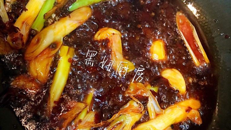 莴笋烧鸡肉,葱段这个时候用小火慢炒出香味后，可以选择把它捞出也可以继续留着我比较懒没有捞出来😄。红油炒好了这个时候就可以开大火把鸡肉倒入了，大火不停的翻炒。直到用筷子可以扎的动鸡肉，证明鸡肉熟了就可以倒入莴笋翻炒2分钟倒入少量鸡粉出锅啦！（忘记拍炒肉的过程了）