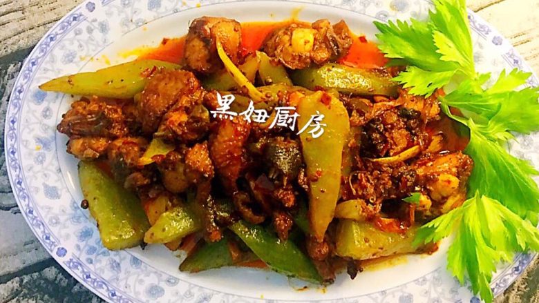 莴笋烧鸡肉,起锅装盘即可