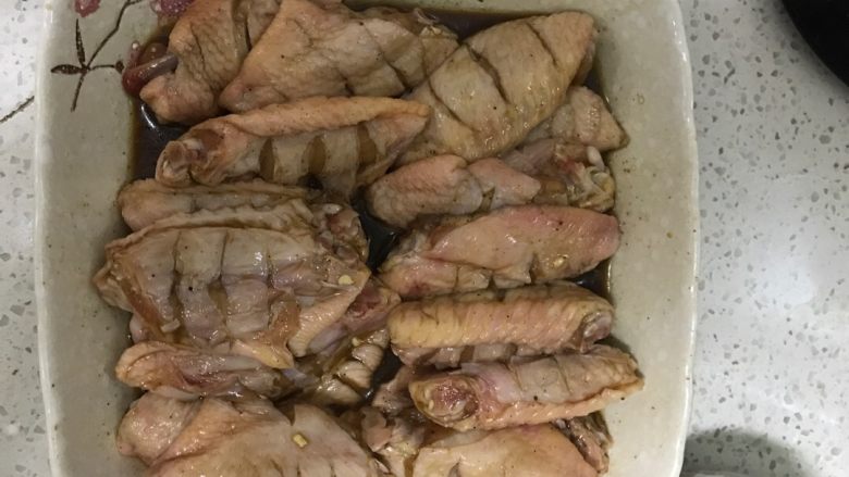 葱香可乐鸡翅,1.鸡翅洗净控干水分切斜刀放入空盘中
2.加盐、<a style='color:red;display:inline-block;' href='/shicai/ 748'>花椒油</a>、<a style='color:red;display:inline-block;' href='/shicai/ 12043'>花椒粉</a>、<a style='color:red;display:inline-block;' href='/shicai/ 744'>五香粉</a>、水淀粉、<a style='color:red;display:inline-block;' href='/shicai/ 718'>料酒</a>、<a style='color:red;display:inline-block;' href='/shicai/ 788'>生抽</a>、<a style='color:red;display:inline-block;' href='/shicai/ 135354'>味极鲜酱油</a>少量
3.戴一次性手套抓匀调料腌制20分钟