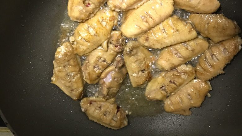 葱香可乐鸡翅,1.锅中加食用油放入腌制好的鸡翅煎制金黄色
2.倒入<a style='color:red;display:inline-block;' href='/shicai/ 911'>可乐</a>淹没鸡翅即可
3.放入辣椒丝，中火煮约10分钟