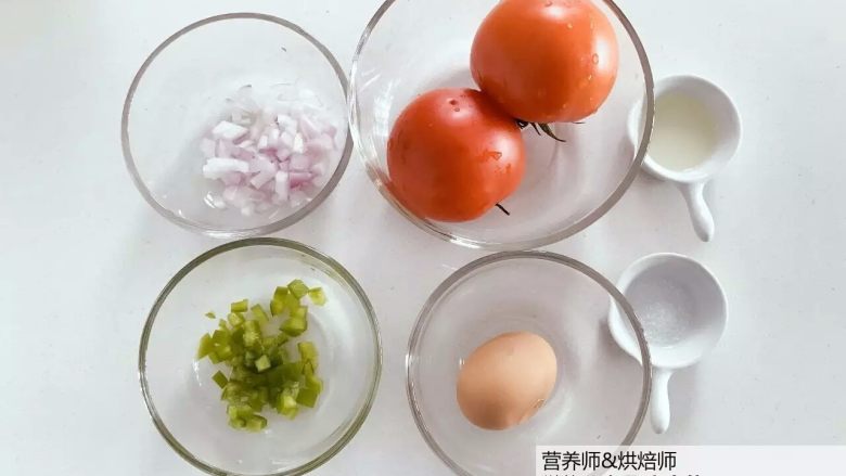 宝宝辅食:番茄炒蛋的另一种吃法,酸甜开胃,准备好所有食材,<a style='color:red;display:inline-block;' href='/shicai/ 29'>洋葱</a>和彩椒切碎备用。