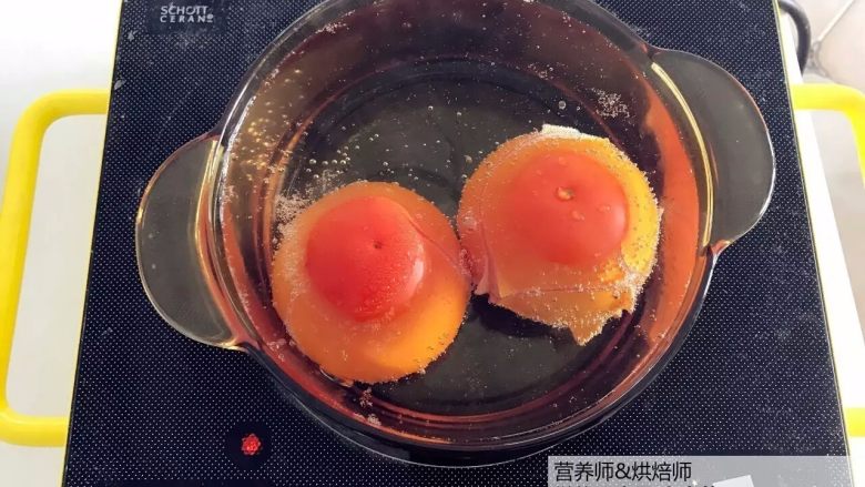宝宝辅食:番茄炒蛋的另一种吃法,酸甜开胃,番茄尽量挑选成熟的,顶部用刀划十字。准备一锅清水,煮沸,放入番茄烫一分钟(为了更好剥皮)