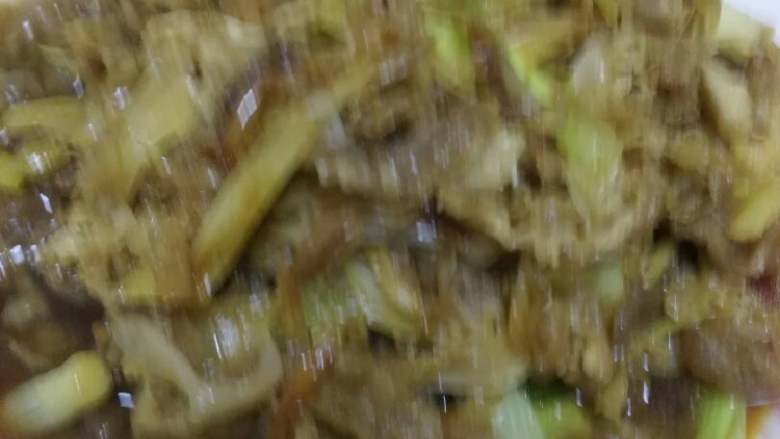 葱爆羊肉,把<a style='color:red;display:inline-block;' href='/shicai/ 7753'>羊肉片</a>儿用水焯一下。锅内放入油，放<a style='color:red;display:inline-block;' href='/shicai/ 37'>姜</a>，<a style='color:red;display:inline-block;' href='/shicai/ 3250'>葱</a>然后放入<a style='color:red;display:inline-block;' href='/shicai/ 7753'>羊肉片</a>儿，加点儿味极鲜酱油，再放入盐和醋翻炒几下就可以出锅啦！