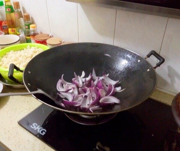 (少儿菜谱)简单版芝士肉酱焗通心粉,先放油把洋葱爆香,然后放肉沫,放盐、放<a style='color:red;display:inline-block;' href='/shicai/ 10588'>糖</a>、把肉沫炒到8成熟,起锅。