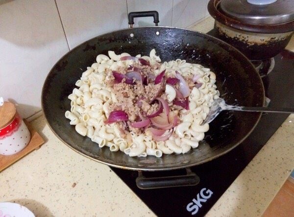 (少儿菜谱)简单版芝士肉酱焗通心粉,椰浆煮开后加入洋葱肉沫。