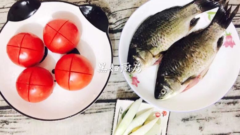 番茄鲫鱼汤,<a style='color:red;display:inline-block;' href='/shicai/ 59'>番茄</a>划十字 <a style='color:red;display:inline-block;' href='/shicai/ 3250'>葱</a>斜刀切成段 姜切片 鱼用盐里外抹一遍祛除腥味 【我不喜欢用料酒，更喜欢用盐】