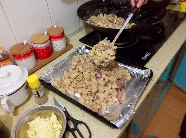 (少儿菜谱)简单版芝士肉酱焗通心粉,最后把入黑椒汁加入通心粉里,翻炒均匀后,就可以起锅了。