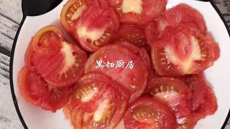 番茄鲫鱼汤,捞出的番茄晾凉后去皮，切片。至于怎么切，你喜欢💕就好😄
