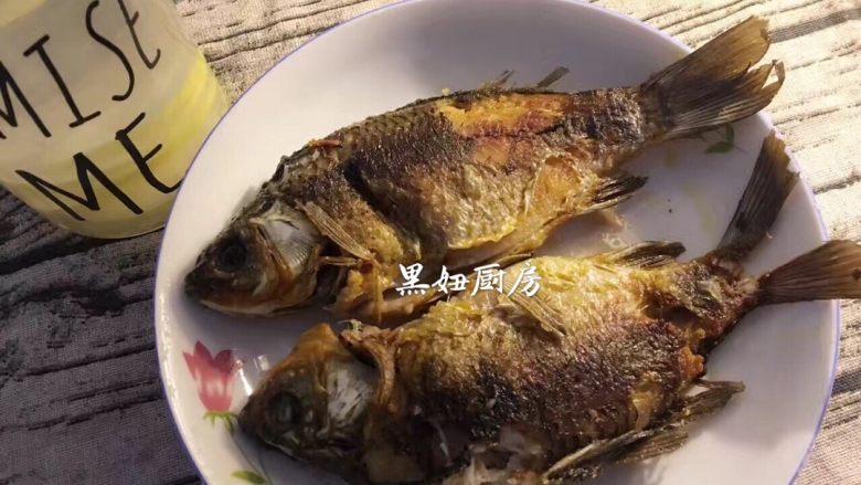 番茄鲫鱼汤,把码味过后的鱼，上面有少许盐用厨房纸巾抹去顺便吸干水分，用姜片在整个鱼身抹一遍，锅里放入油后烧热开始煎鱼。把鱼两面煎至金黄你会闻到扑鼻而来的香味！😋鱼煎的好汤味道就好而且香