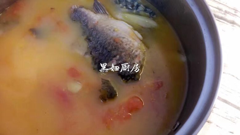 番茄鲫鱼汤,煎好的鱼里面加入两大碗清水，大火煮开后转中火炖20分钟，再转中小火炖1个小时直到汤成奶白色，加入事先炒好的番茄和葱段，再用小火熬30分钟就可以出锅😄
