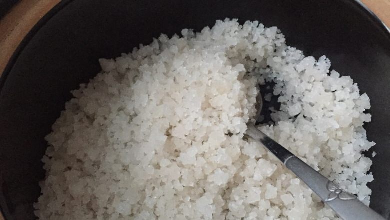 新手也能做出的美味盐焗鸡,用勺子将粗盐铺平砂锅底部,在这里预留出三小匙粗盐。
