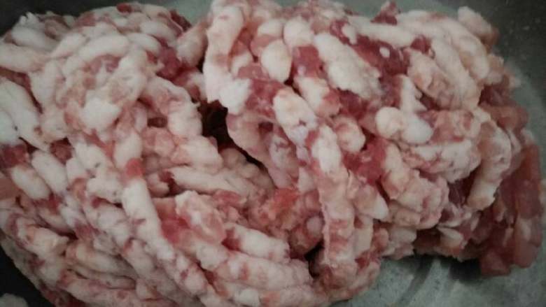 香菇木耳饺子,肉剁成糜,我是买肉的时候让他们直接绞了,所以非常方便省事😂最好就是五花肉,这样特别香,肥一点也没事,跟菜包在一起,一点没有腻的感觉