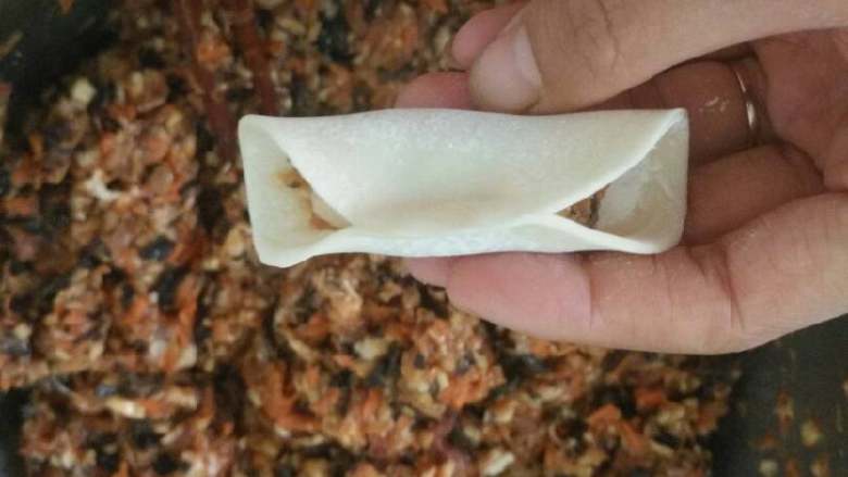 香菇木耳饺子,中间对折,捏紧
