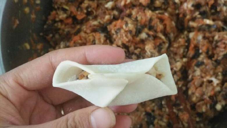 香菇木耳饺子,左边朝身子这边捏一下,不用这个用什么词表达,哈哈,你们能看懂就行