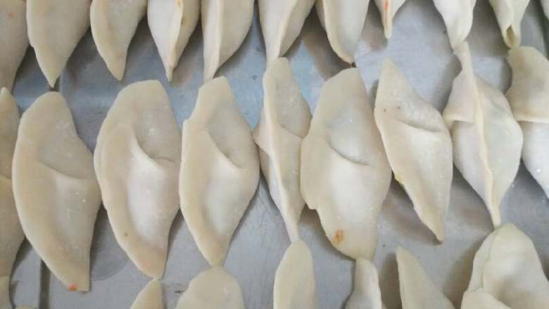 香菇木耳饺子,饺子嘛,捏住不要漏能煮熟就行了,吃到肚子里都一样😁对吧,所以我就随便捏一下