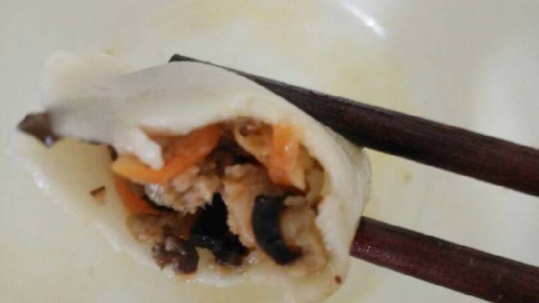 香菇木耳饺子,欧了,煮熟开吃,颜色非常好看,味道也鲜美,又很有营养😊