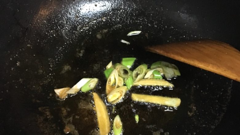 油焖大虾,等虾已经完全变色 红红的 并且香味浓烈 盛出 然后重新起油锅 (注意!不刷锅!不刷锅!不刷锅!因为锅里还有剩余的虾油 很香的 刷锅就是浪费!)如果油剩很多就不要放了 不多 就在添一点 然后下葱姜(我话好多啊🙄你们不要嫌弃我 都是为了吃)