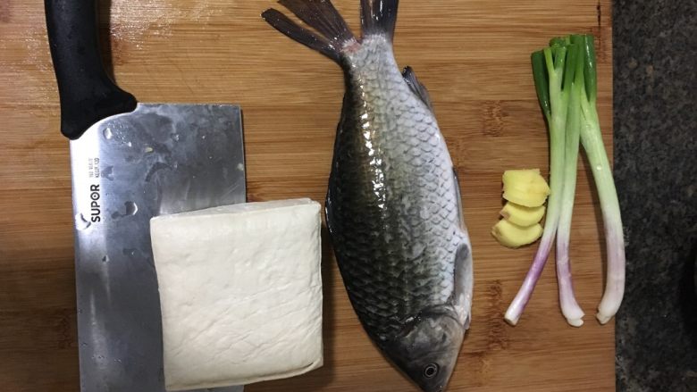 鲫鱼豆腐汤,🐠剖杀之后清洗干净，特别是肚子内膜的黑色膜，<a style='color:red;display:inline-block;' href='/shicai/ 465'>豆腐</a>切小块，姜切片，将葱叶与葱头分开，葱叶切末备用