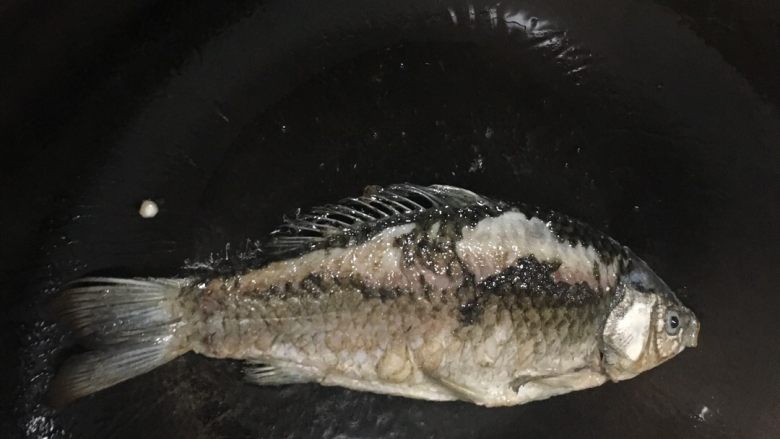 鲫鱼豆腐汤,（温馨提示：洗干净的🐠一定要吸干净🐠身的水，以防煎的时候炸伤自己）<a style='color:red;display:inline-block;' href='/shicai/ 377'>鲫鱼</a>下锅煎至两面焦黄