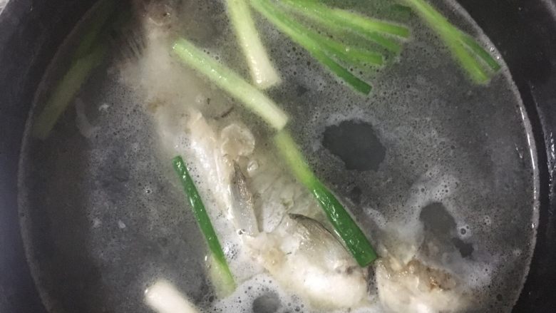 鲫鱼豆腐汤,加入开水，姜片与葱头煮十分钟