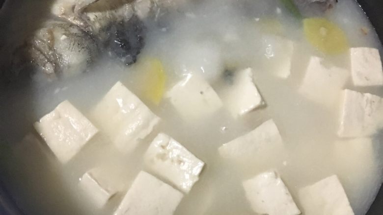 鲫鱼豆腐汤,十分钟后加入豆腐，加盖煮二十分钟后加入适合家人的盐味即可出锅