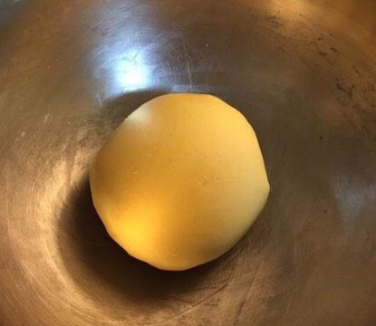 如何做出酥脆的卡通饼干,用手团成一个大面团即可(切记,是团,不是揉)