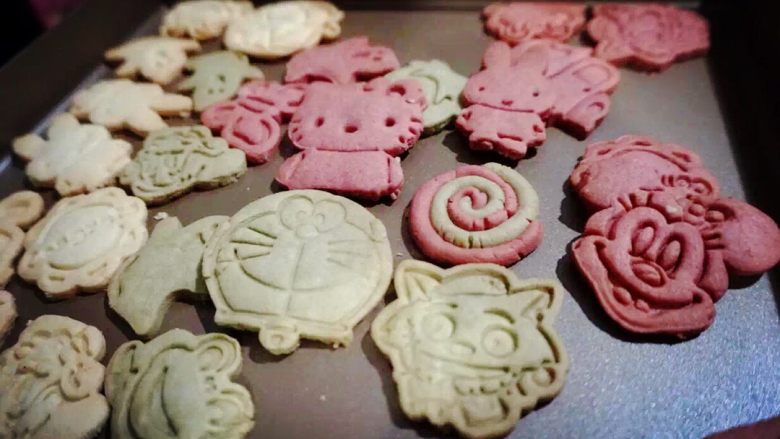 如何做出酥脆的卡通饼干,12分钟左右之后,饼干上色后即可取出,香甜酥脆,却又不腻的卡通饼干就烤好了