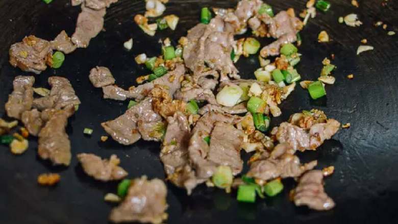 粤式茄子煲,4.加入猪肉和咸鱼,炒2分钟。