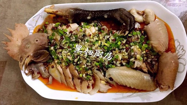 麻辣鸡,葱段和姜片鸡肉（鸡是半只不切）放入锅中，加入淹过鸡肉的水。水开后转中火煮5分钟就把鸡肉捞出来控水30秒后又放入锅中，这样重复三次放入锅中小火煮5分钟后关火焖45分钟。盛出一小碗煮鸡肉的汤汁晾凉备用，葱蒜姜切碎末状放入碗中，取另一个碗倒入准备好的<a style='color:red;display:inline-block;' href='/shicai/ 761'>辣椒粉</a>和白<a style='color:red;display:inline-block;' href='/shicai/ 666'>芝麻</a>。锅烧热后倒入油和青红花椒粒小火慢慢炸出麻油，捞部分花椒出来留少许，然后关火。等花椒油凉30秒把油直接淋入<a style='color:red;display:inline-block;' href='/shicai/ 761'>辣椒粉</a>上用筷子搅拌一下放入葱姜蒜末，倒一部分鸡汤进去放入鸡精<a style='color:red;display:inline-block;' href='/shicai/ 717'>味精</a><a style='color:red;display:inline-block;' href='/shicai/ 788'>生抽</a>和白糖盐<a style='color:red;display:inline-block;' href='/shicai/ 847'>香油</a>调味，这样调味汁就备好了。😋准备一盆凉白开和一大碗冰块。鸡肉捞出沥干水分放入凉白开水中鸡肚子里放入冰块，浸泡10分钟左右鸡肉凉透捞出沥干水分鸡肉上抹上一层<a style='color:red;display:inline-block;' href='/shicai/ 666'>芝麻</a>油防止水分流失。鸡肉凉后切块装盘淋上调味汁即可！😄