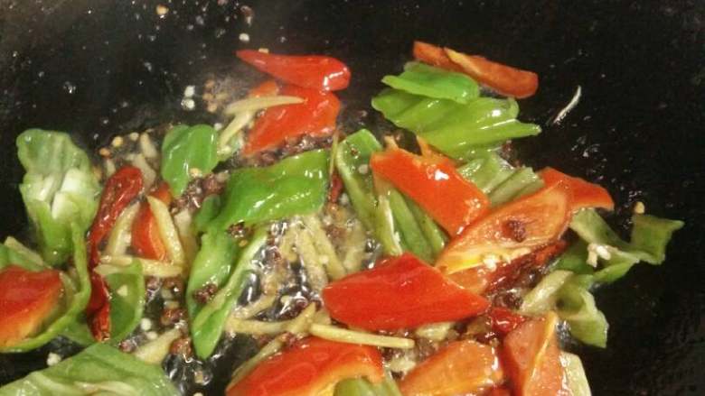 爆炒河虾,少许油,根据你的菜量来给油,锅红了后把姜段,和花椒放下去翻炒下,在放红辣椒,然后,青椒,红辣椒,丢下去,翻炒几下。。大概1-2分钟