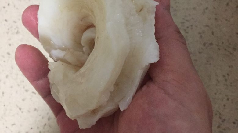 花胶炖鸡,将以上配料放置小炖罐隔水炖1.5小时