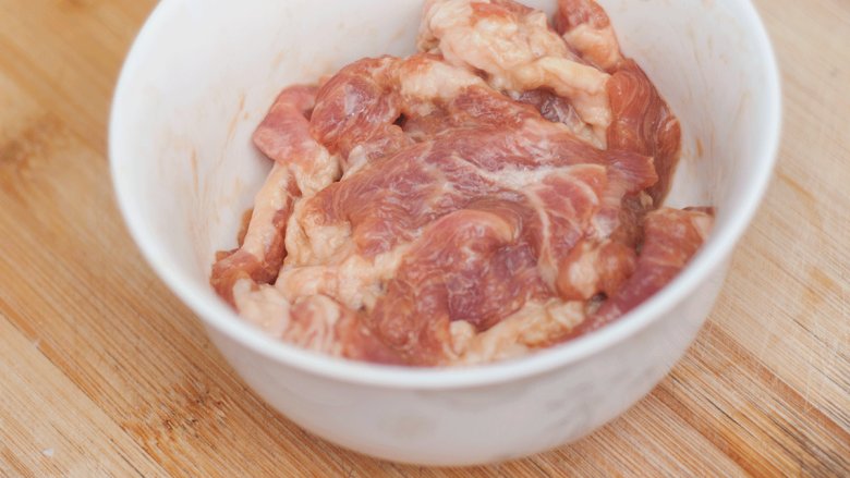 水煮肉片,<a style='color:red;display:inline-block;' href='/shicai/ 429'>瘦肉</a>切片加淀粉和<a style='color:red;display:inline-block;' href='/shicai/ 788'>生抽</a>拌匀，<a style='color:red;display:inline-block;' href='/shicai/ 2627'>莴笋叶</a>、<a style='color:red;display:inline-block;' href='/shicai/ 2692'>黄豆芽</a>洗净，<a style='color:red;display:inline-block;' href='/shicai/ 23'>土豆</a>削皮切片备用。