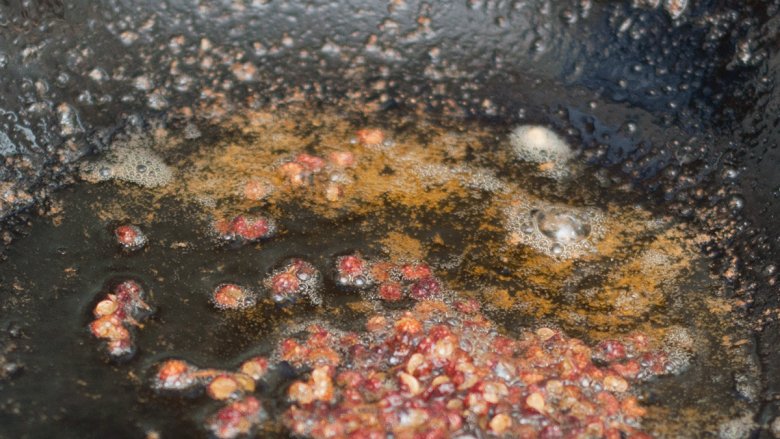 水煮肉片,锅中留底油放<a style='color:red;display:inline-block;' href='/shicai/ 134659'>花椒粒</a>炒香再放<a style='color:red;display:inline-block;' href='/shicai/ 705'>豆瓣酱</a>，稍炒片刻加<a style='color:red;display:inline-block;' href='/shicai/ 156925'>水</a>，<a style='color:red;display:inline-block;' href='/shicai/ 156925'>水</a>开后加黄豆芽和土豆，熟透后加莴笋叶和肉片，加盐调味用大碗盛出，表面放<a style='color:red;display:inline-block;' href='/shicai/ 12043'>花椒粉</a>和<a style='color:red;display:inline-block;' href='/shicai/ 761'>辣椒粉</a>。