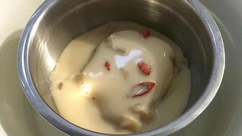 牛奶红枣花胶,将以上配料放在隔水炖罐里隔水炖一个半小时，炖后趁热放几颗<a style='color:red;display:inline-block;' href='/shicai/ 866'>冰糖</a>，冷却后装到保鲜盒冷藏10小时，还有另一个比例，300克泡发后的花胶加400毫升<a style='color:red;display:inline-block;' href='/shicai/ 219'>牛奶</a>，炖1小时10分钟，配料枣，枸杞，桂圆干，姜片随意加适量就好。