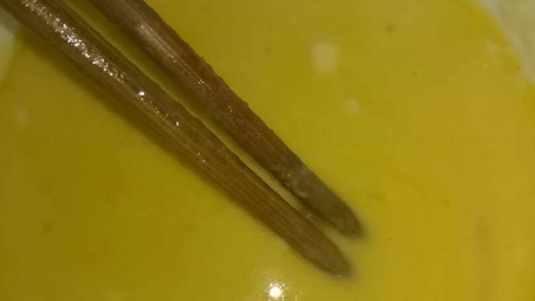 豆皮,把鸡蛋面粉…混合加适量盐水，调和