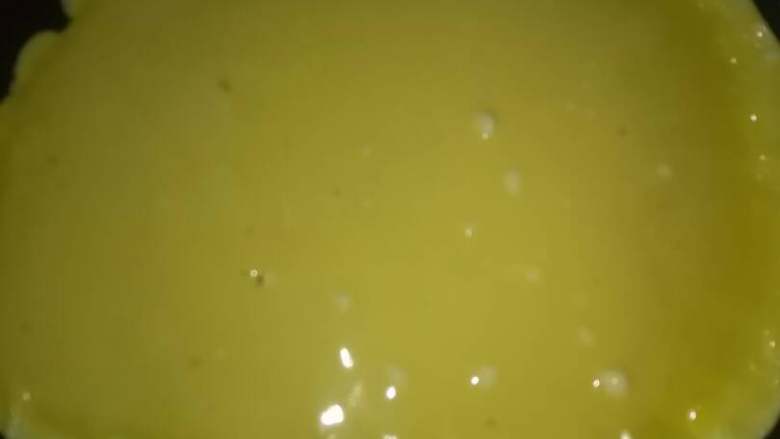 豆皮,倒入平底锅制作皮子