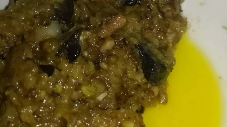 豆皮,待鸡蛋皮干的差不多了，把煮好的糯米饭按平了，赶在鸡蛋皮上