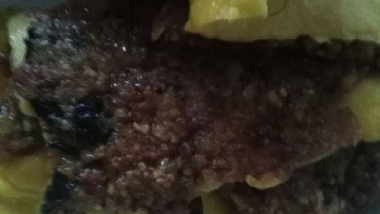 豆皮,等到差不多了，就可以在锅里切成小块装盘子