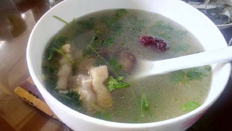 红炆鸡肉,鸡汤煮好,我把大部分鸡肉捞起,剩小部分鸡肉在汤里配餐。
