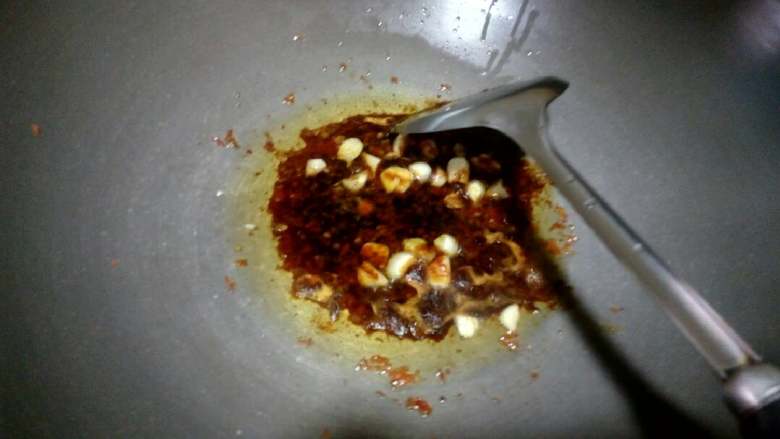 红炆鸡肉,再下生抽,一点点清水,炒匀。
