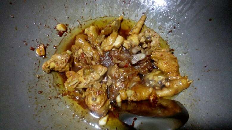 红炆鸡肉,炒到上色均匀,入味。