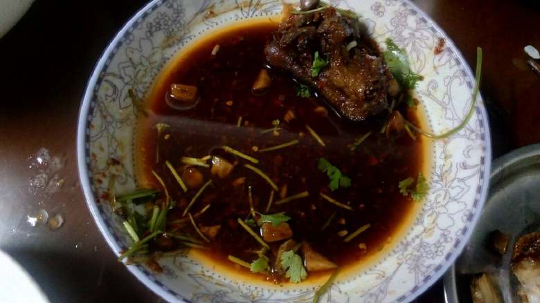 红炆鸡肉,好不好吃,看图吧,哈😄,连蒜粒都好吃,特下饭的菜,这样肉就不浪费,不用扔了。呵😊。