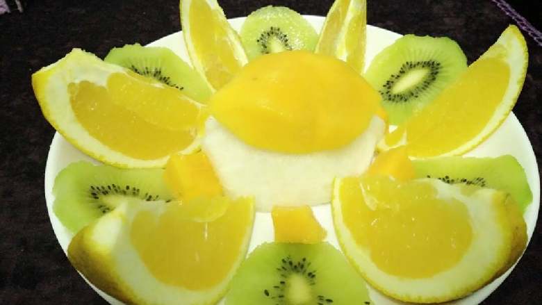 美丽年华,把水果切好，摆盘就OK啦！