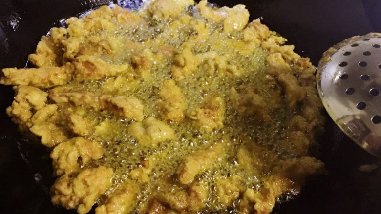 炸酥肉,锅里倒入大半锅菜籽油烧热,转大火,快速一块一块地放入裹满淀粉的排骨或瘦肉,不宜一次性放太多,不然炸开后不好翻匀。
