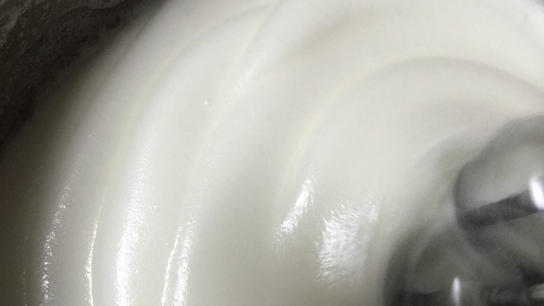 酸奶小蛋糕,看到蛋白细腻时再放入1/3砂糖,用打蛋器打发